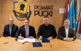Podpisanie umowy na chodnik w Starzyńskim Dworze